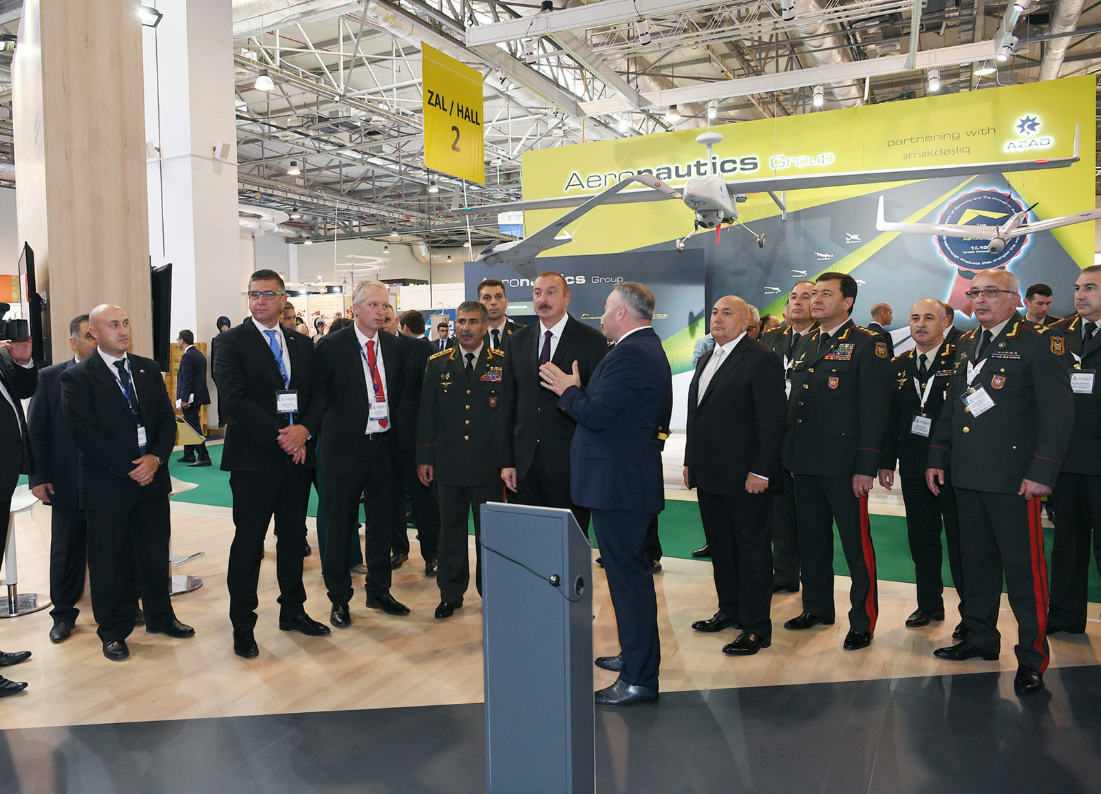 Aliyev, Bakü'deki ADEX fuarında (arşiv)