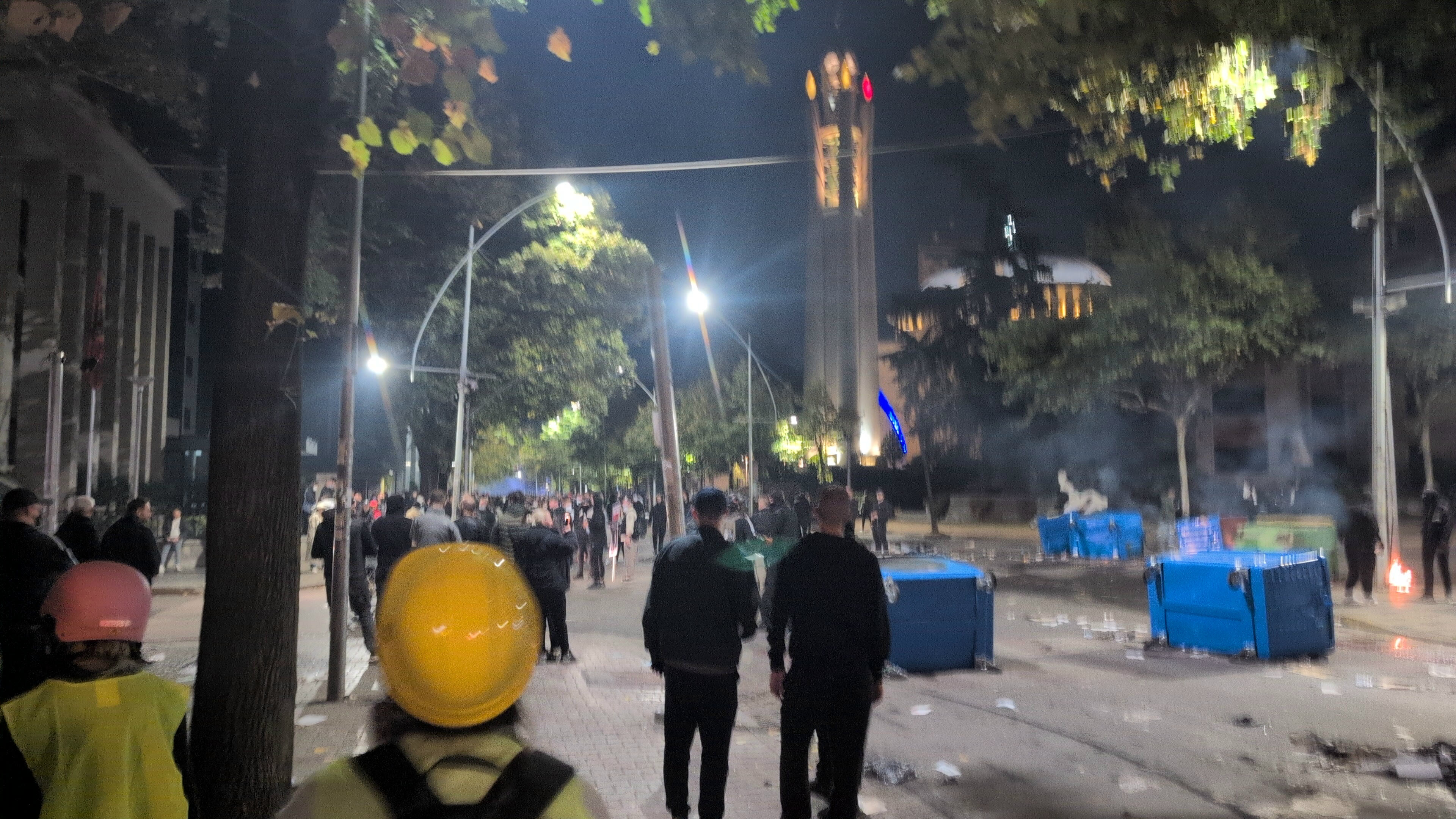 طريق في تيرانا قُطع بحاويات القمامة أثناء الاحتجاجات