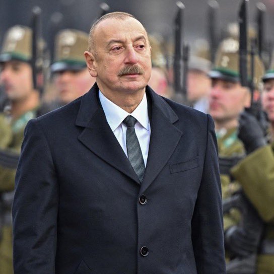 Ильхам Алиев на официальной церемонии