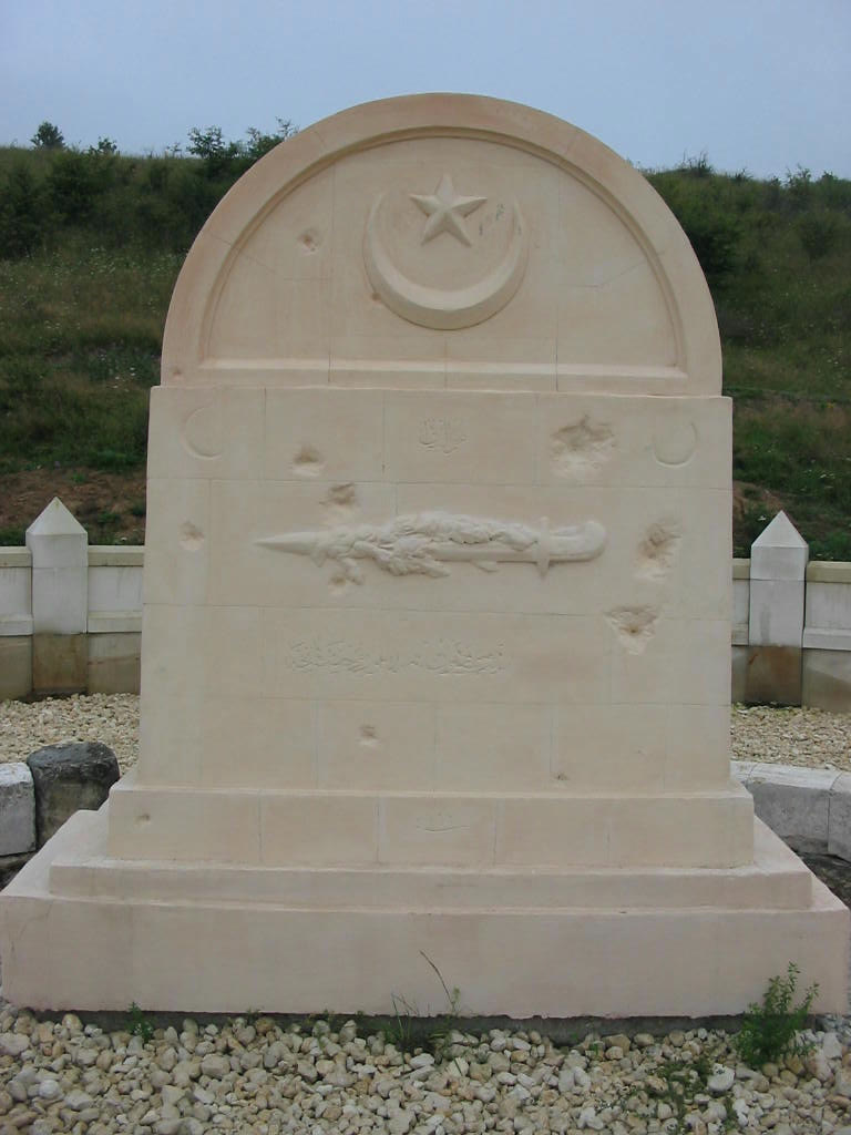 A headstone at the Lopushnia cemetery (archive)