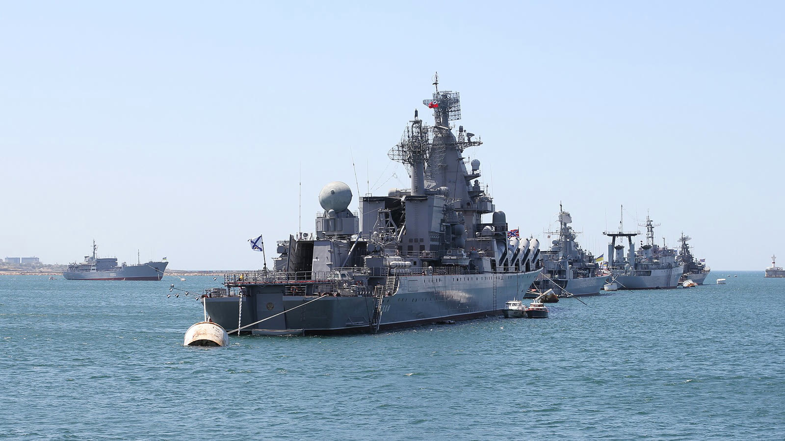 Военные корабли в Севастопольской бухте (архив)\