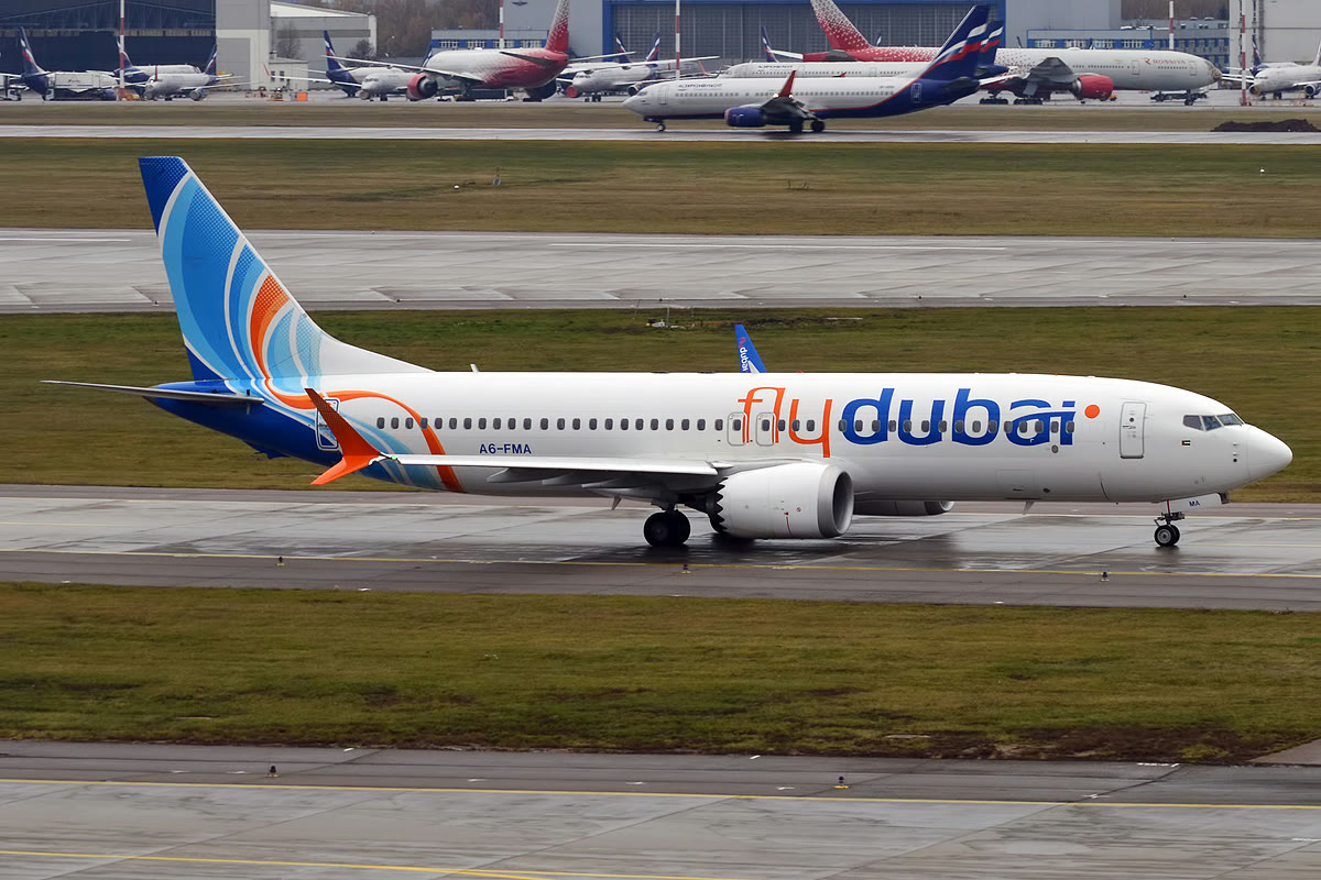 Самолёт flydubai на взлётной полосе (архив)