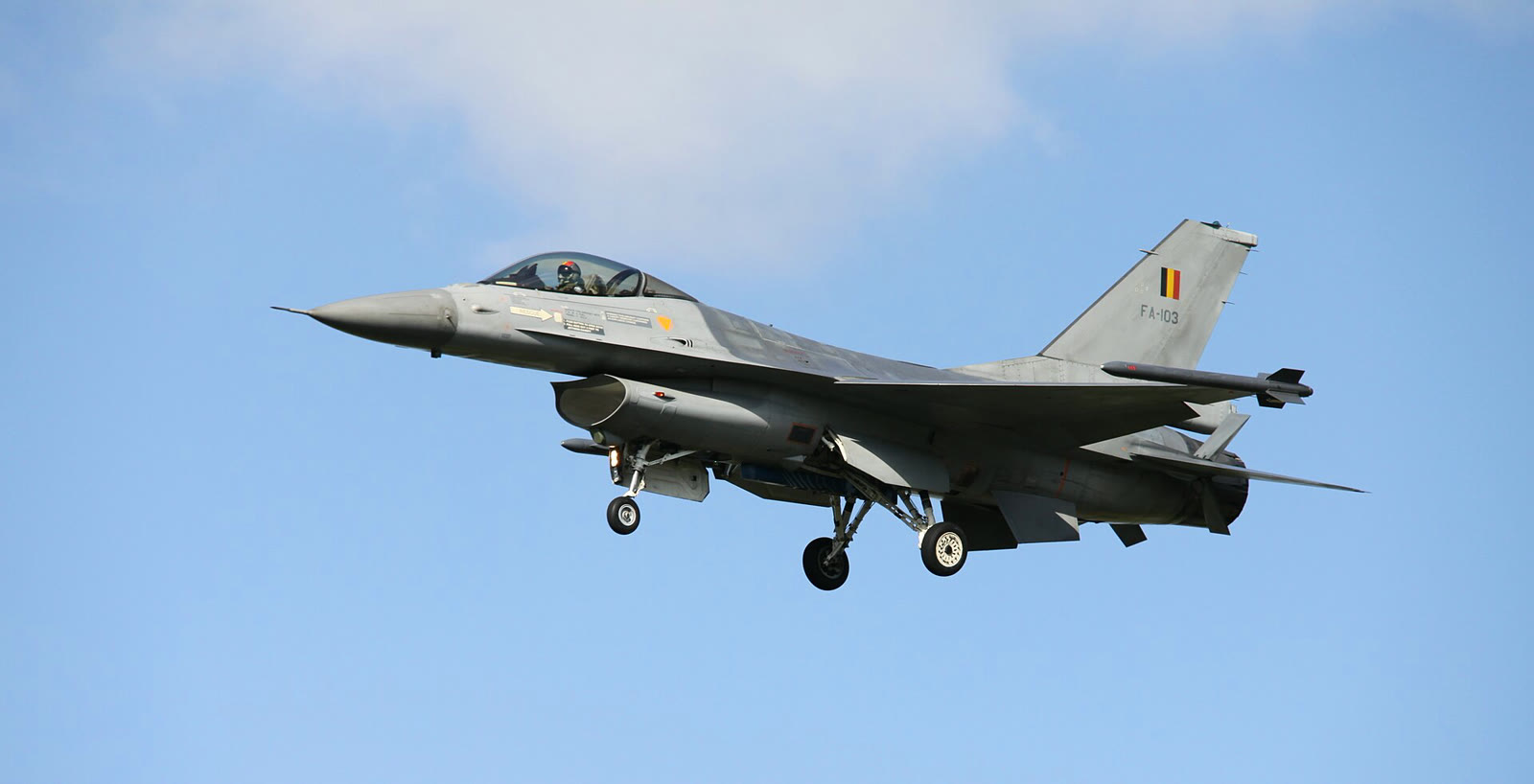 Belçika Hava Kuvvetlerine ait bir F-16 savaş uçağı (arşiv)