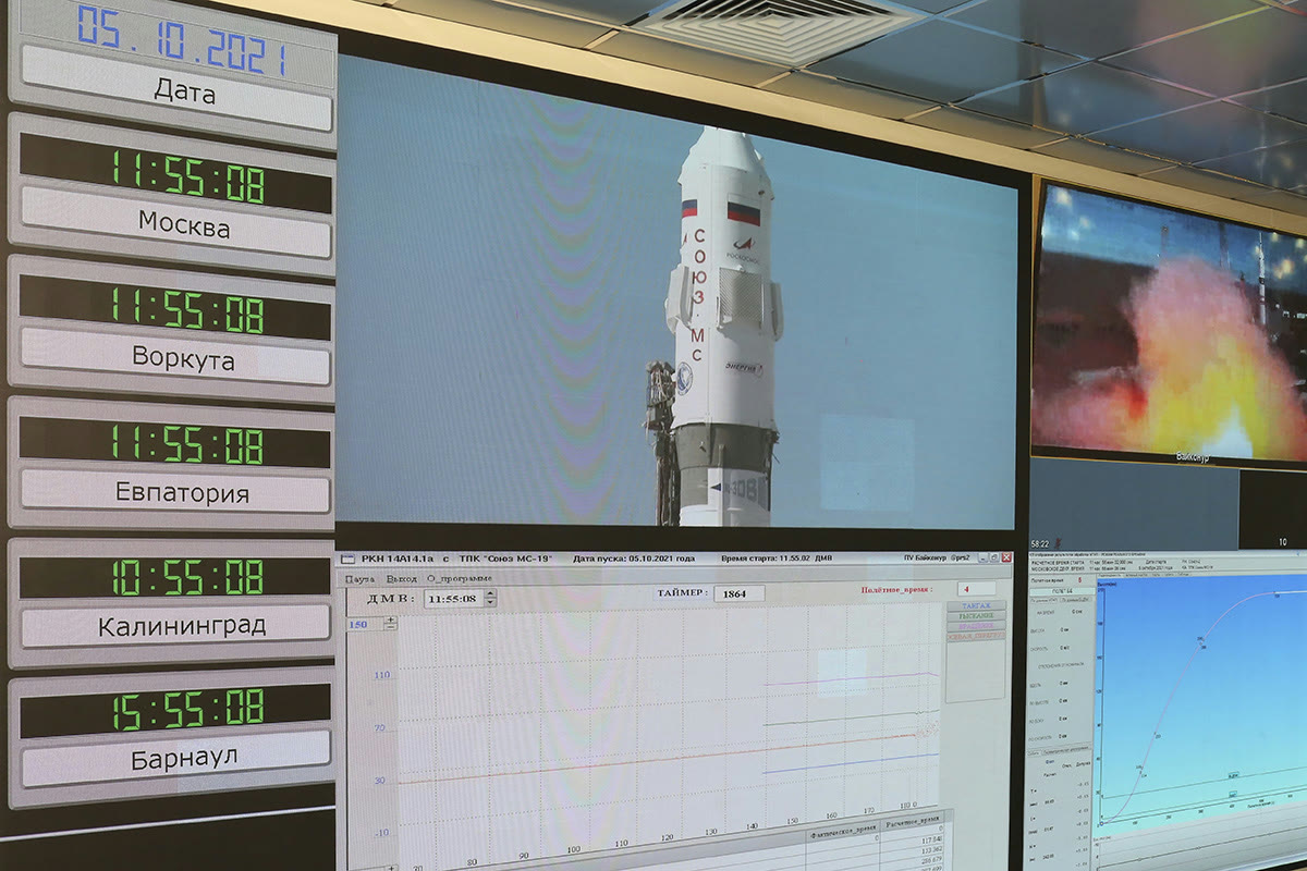 Uzay Kuvvetleri personeli, Soyuz MS-19 fırlatılışı sırasında (arşiv)