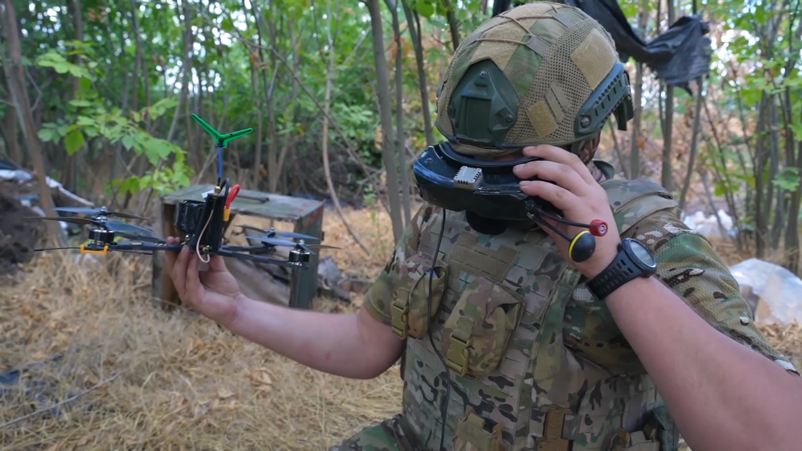 Dnepr Birlik Grubu'na bağlı bir Rus askeri FPV İHA'sıyla (arşiv)