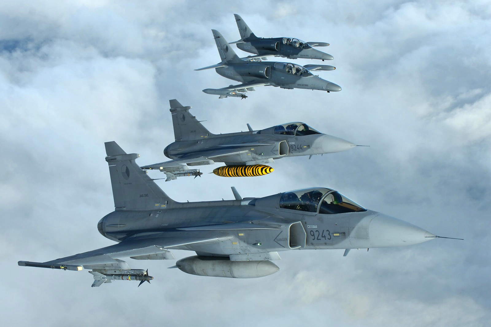 Uçuş hâlindeki JAS-39 Gripen savaş uçakları (arşiv)