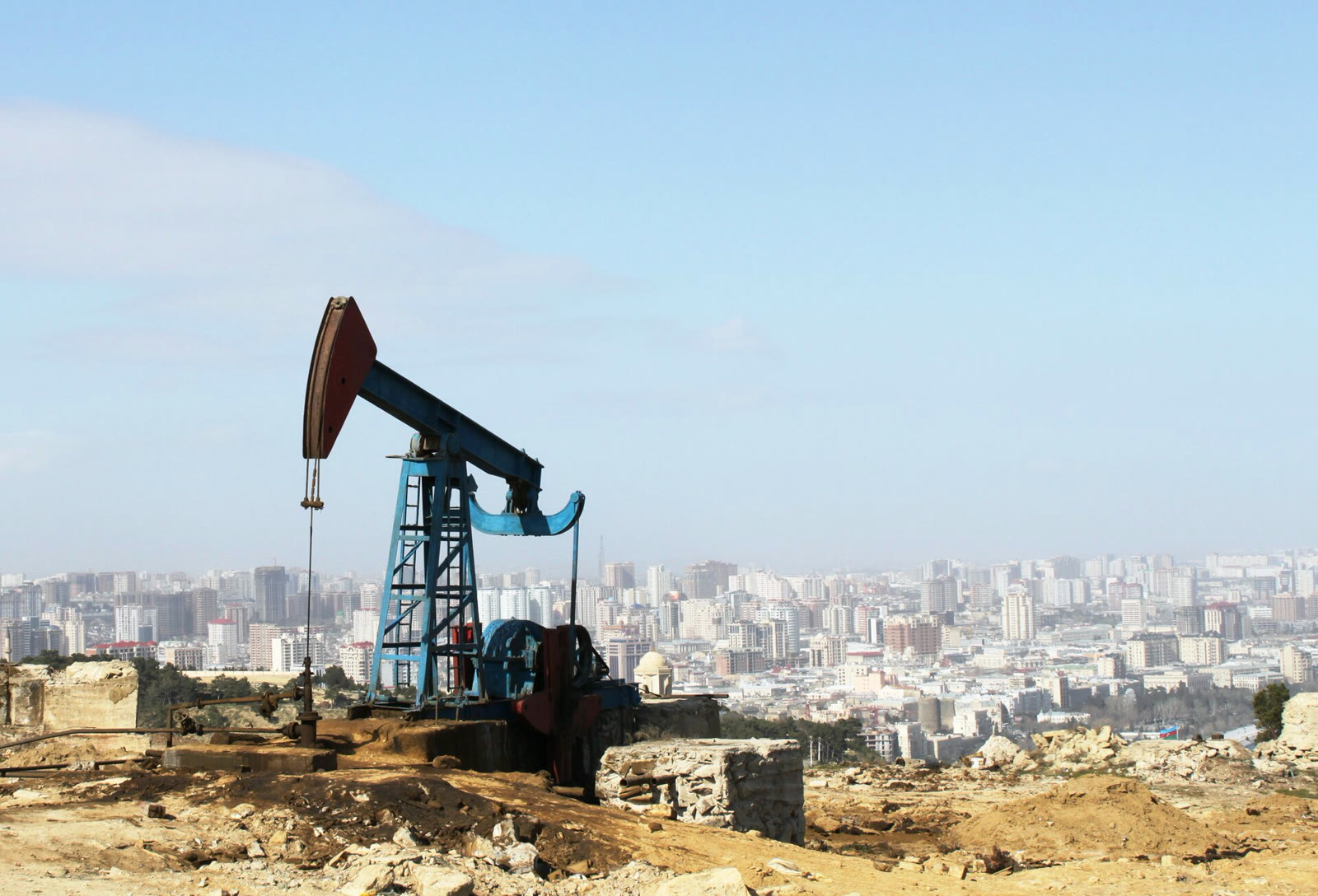 Нефтяная качалка в Баку (архив)