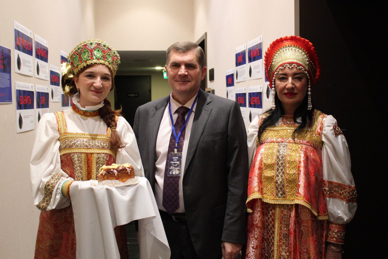 Etkinliğe katılanlar geleneksel Rus kıyafetleriyle karşılandı
