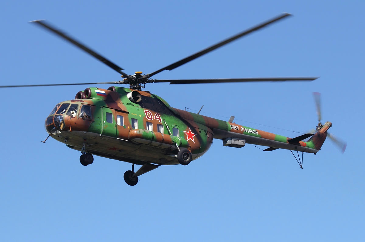 Mi-8 helikopteri uçuş halinde (arşiv)