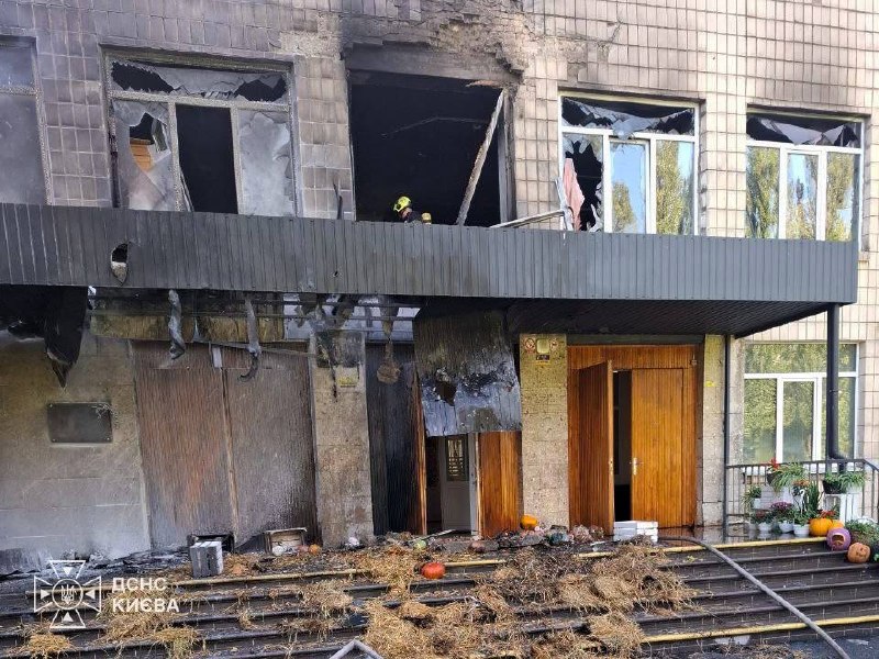 مدرسة متضررة في حي سولوميانسكي في كييف بعد هجوم صباح 27 سبتمبر