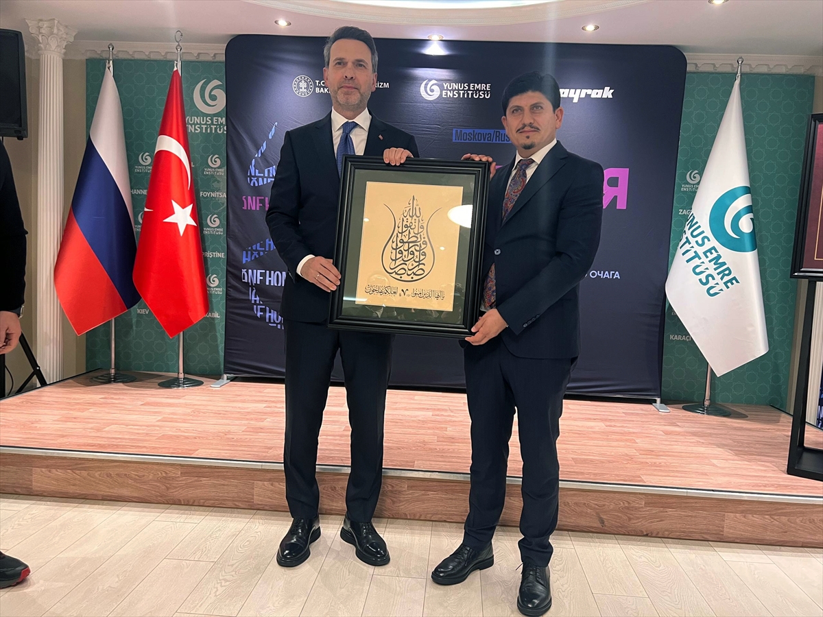 Bakan Bayraktar, Moskova’daki Hane sergisinde hat eseri hediye aldı