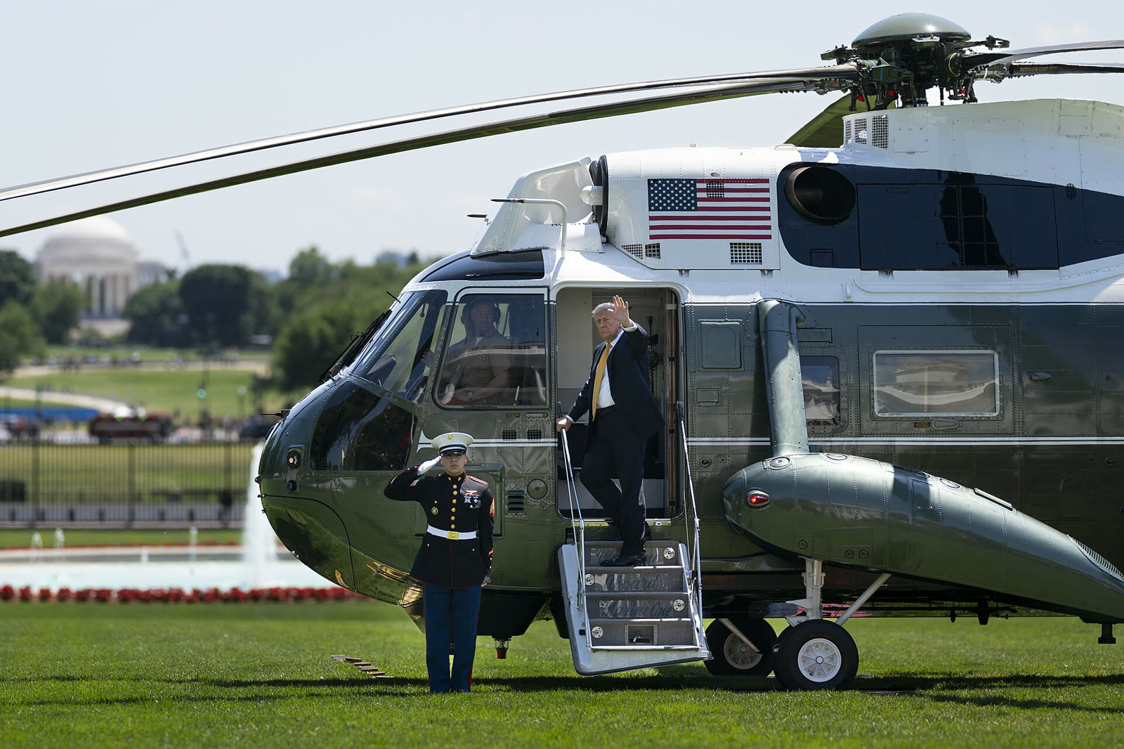 Trump, Marine One helikopterine binerken (arşiv)