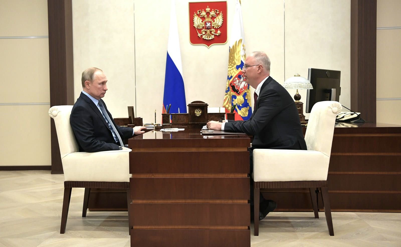 Rusya Devlet Başkanı Vladimir Putin ile Kirill Dmitriev bir görüşmede (arşiv)