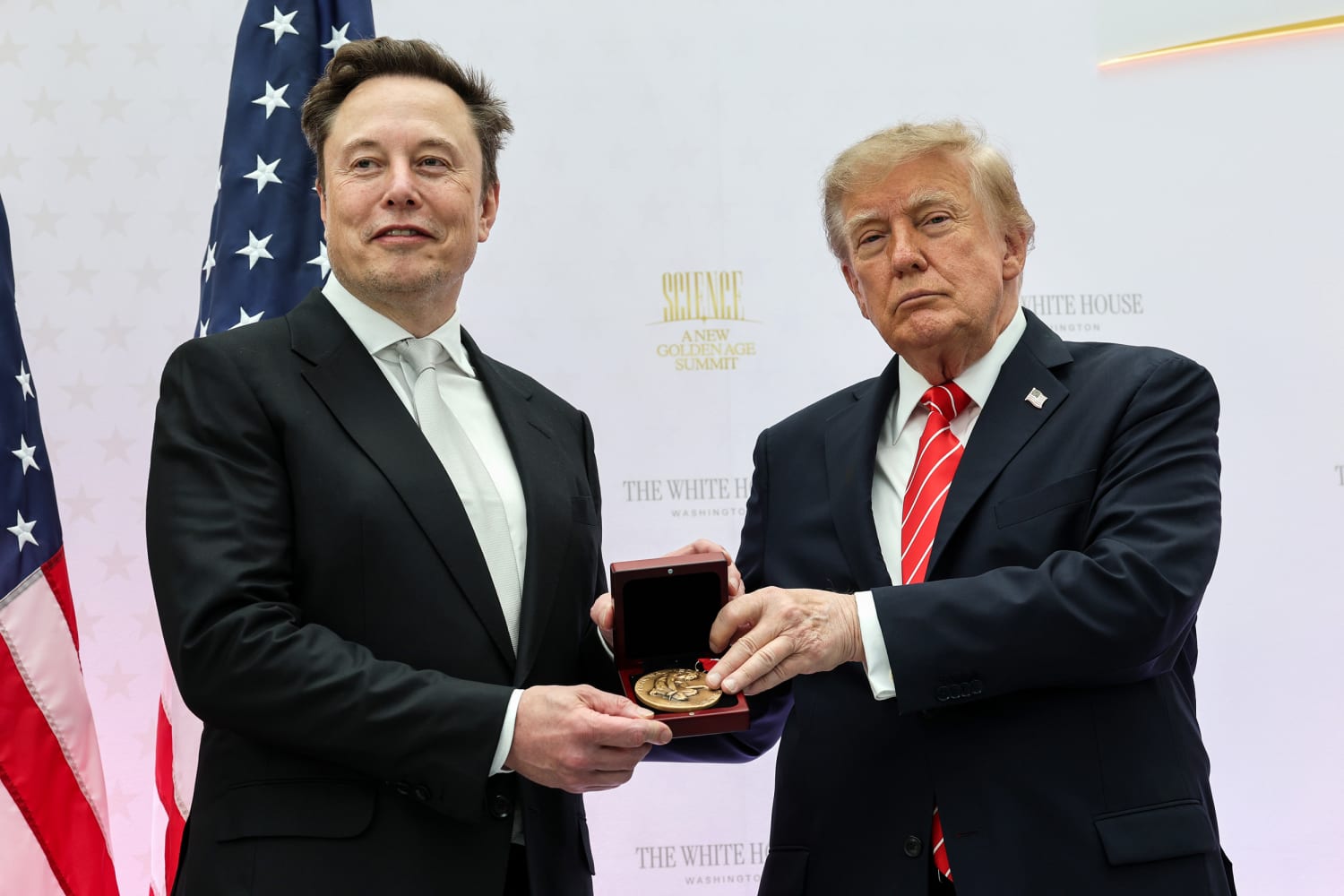 Илон Маск получает Национальную медаль науки из рук Трампа