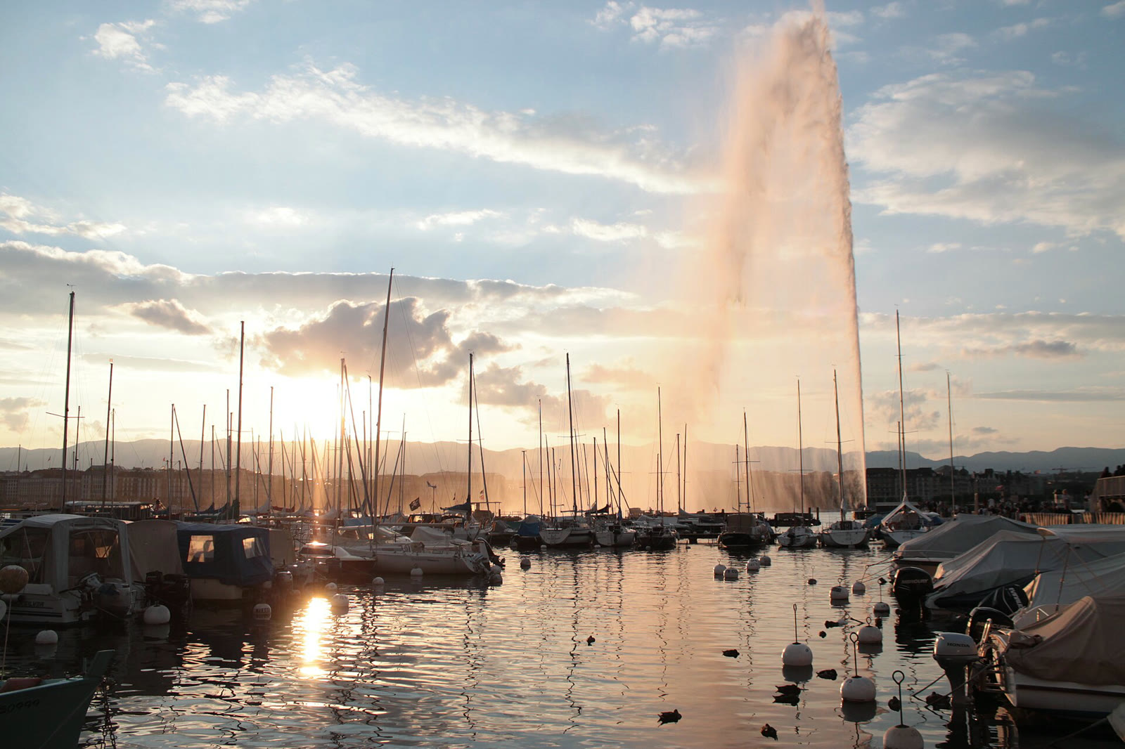 Cenevre Gölü'ndeki Jet d'Eau fıskiyesi (arşiv)