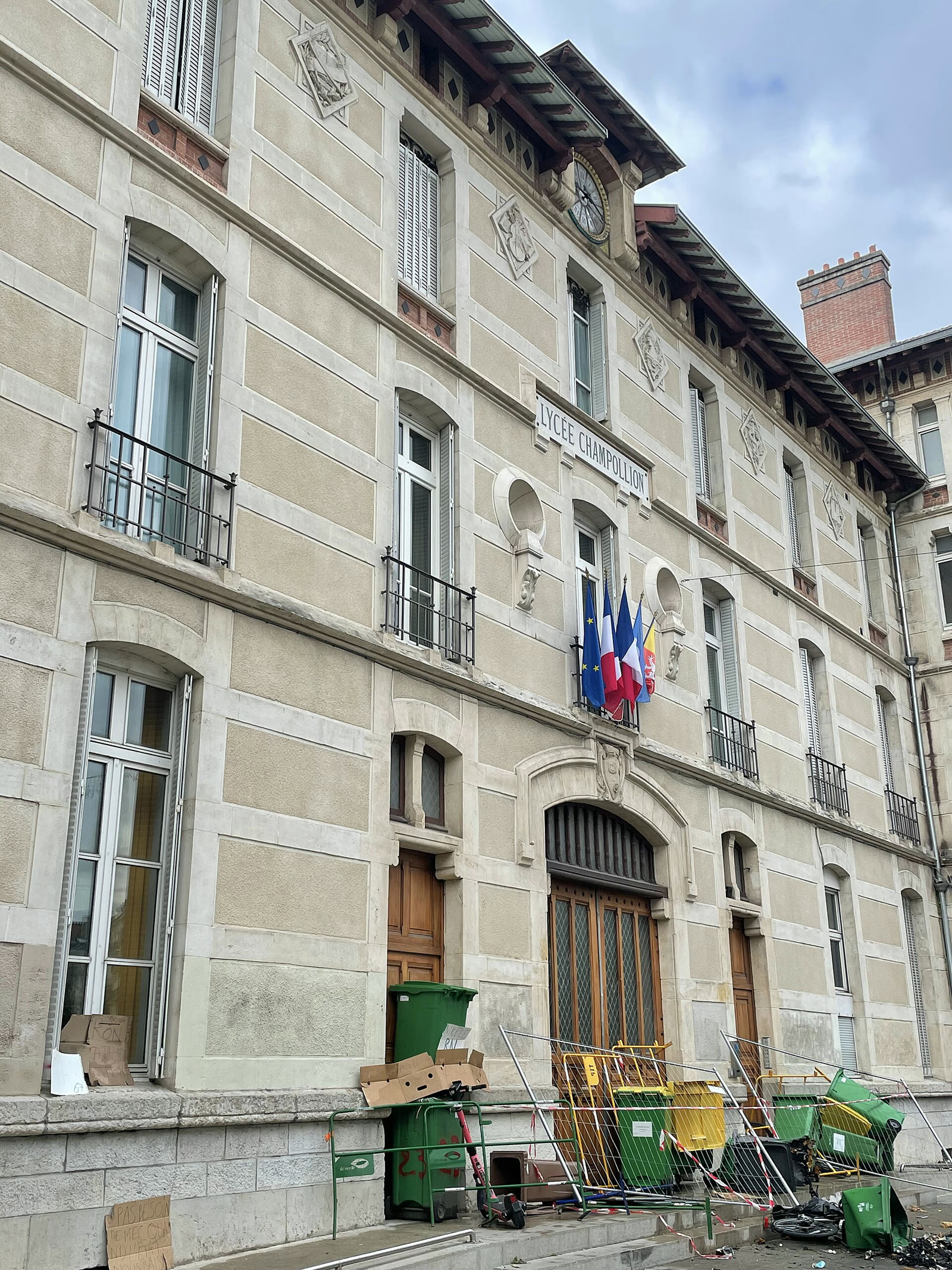Grenoble'daki Champollion Lisesi önünde blokaj, 30 Eylül 2026