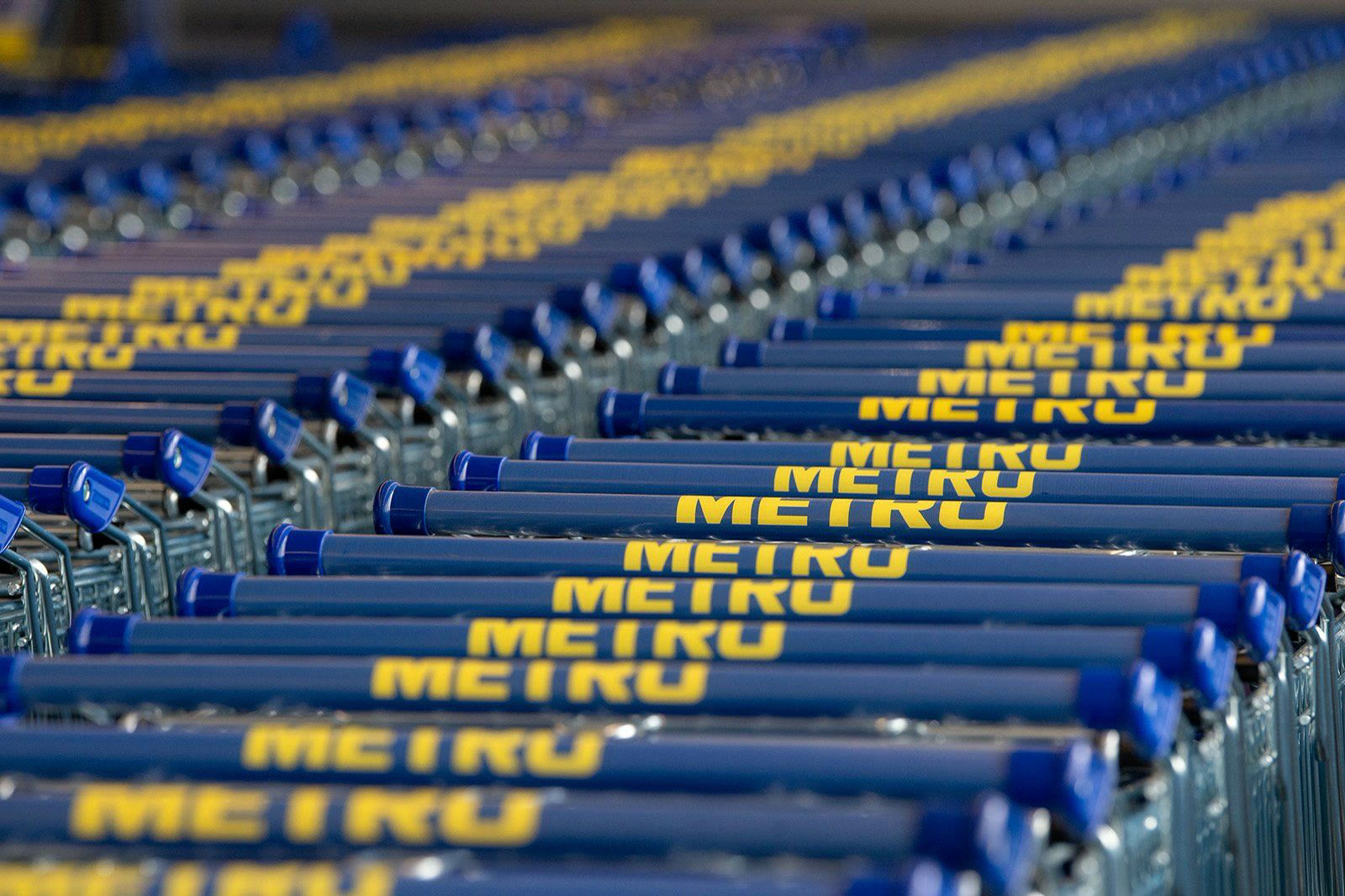 Metro mağazasında alışveriş arabaları