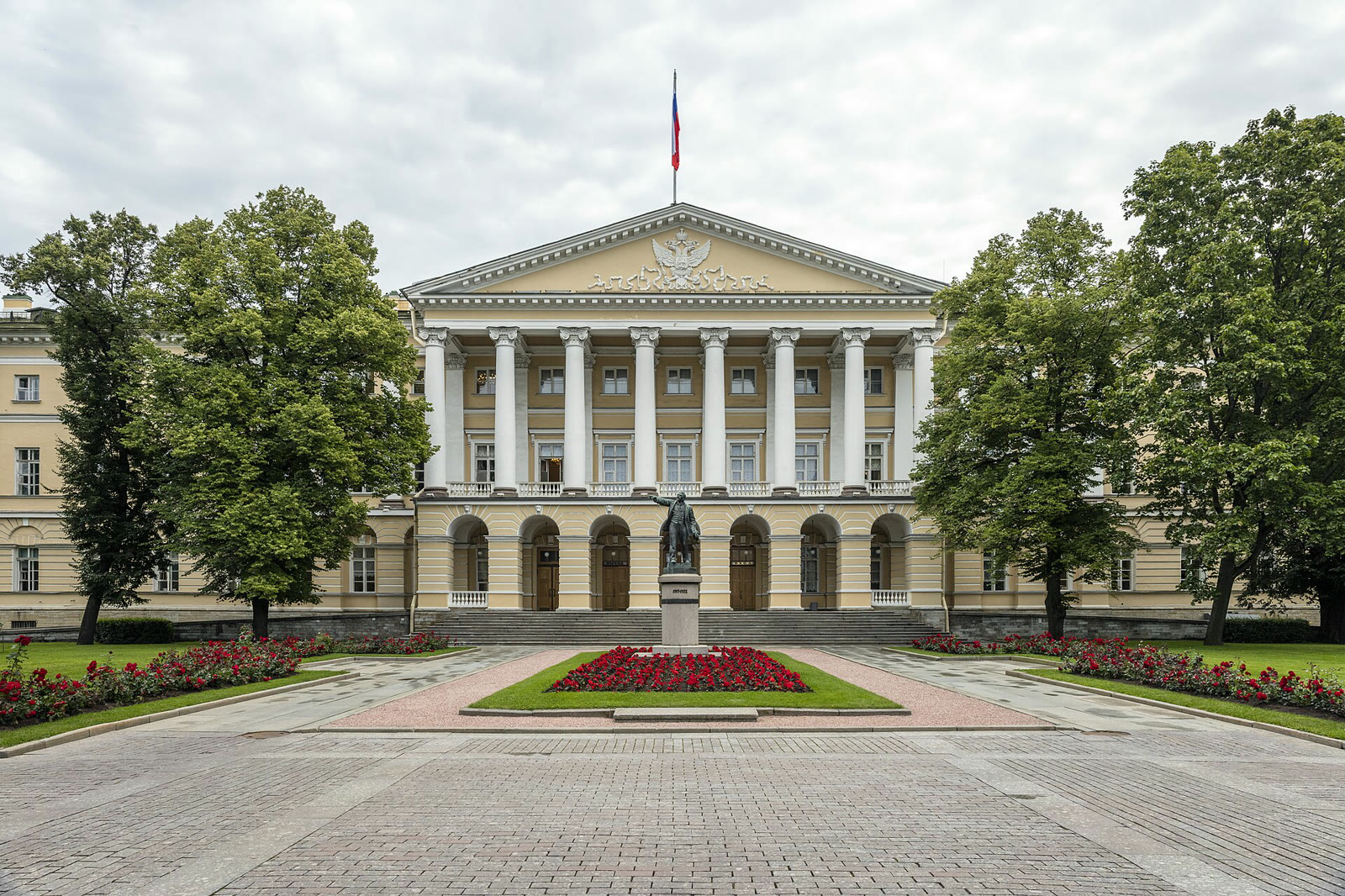 Здание Смольного — административный центр Санкт-Петербурга