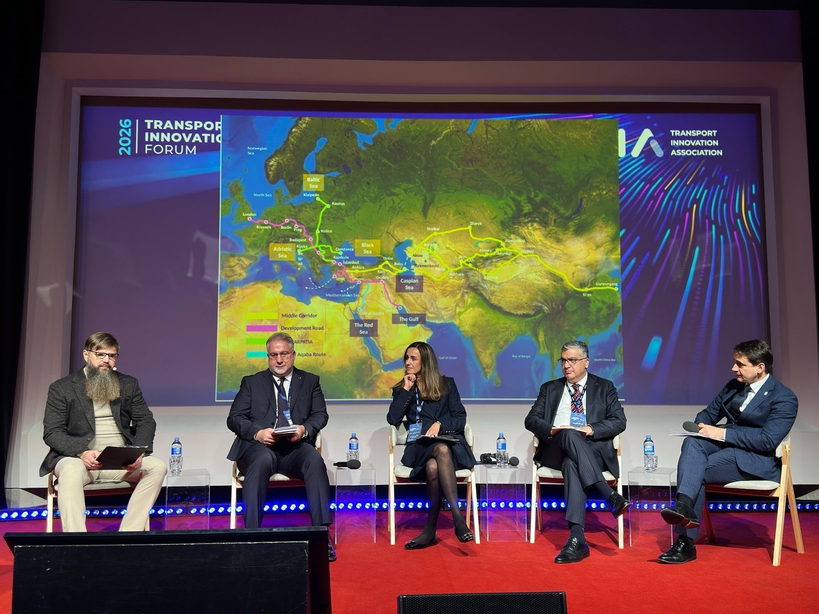 Forumdaki panelde Orta Koridor haritası