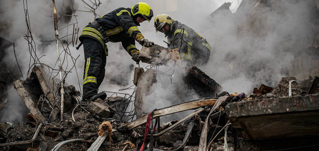Firefighters working among the rubble after an attack in Sumy (archive)