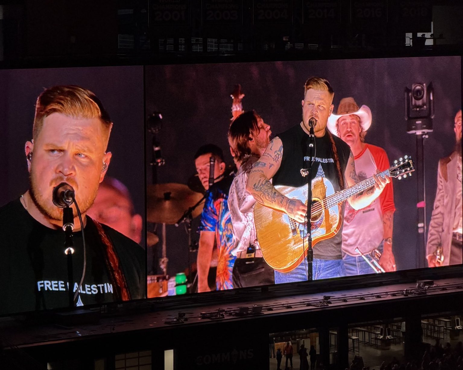 Zach Bryan, Gillette Stadyumu'ndaki konserde "FREE PALESTINE" yazılı tişörtle dev ekranlarda