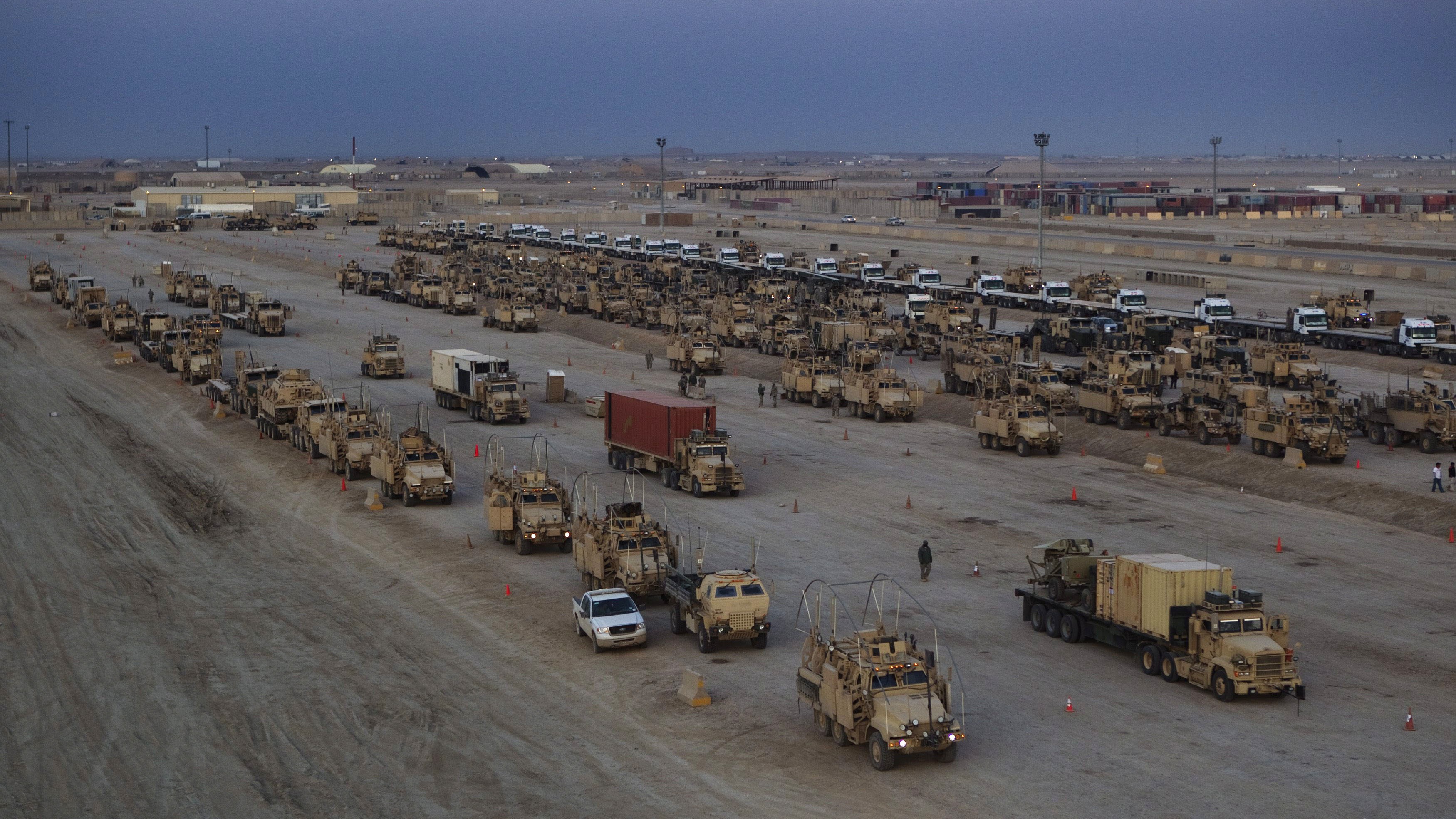 Irak'ta bir üste ABD askeri araçları (arşiv)