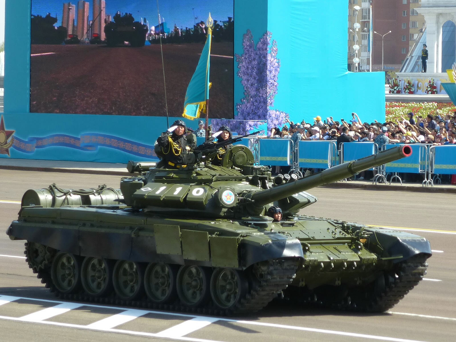 Kazakistan Silahlı Kuvvetlerine ait T-72 tankı, Astana'daki geçit töreninde (arşiv)